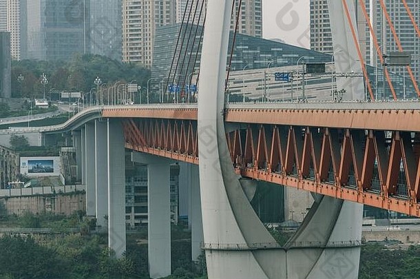 重庆中国12月辛但悬架桥甲板嘉陵河多云的天气