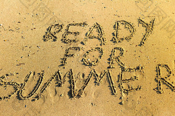 手写沙子准备好了夏天单词前视图写作沙子海滩温暖的阳光概念准备好了夏天假期