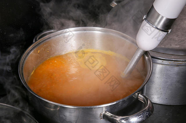 准备汤大大锅烹饪混合汤包