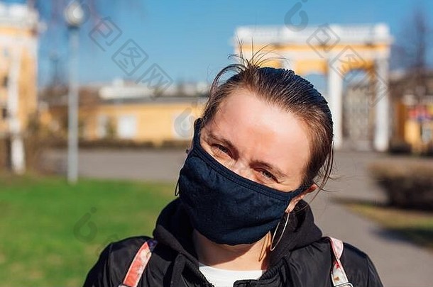 女人穿黑色的织物脸面具概念医疗面具防止传播细菌冠状病毒科维德