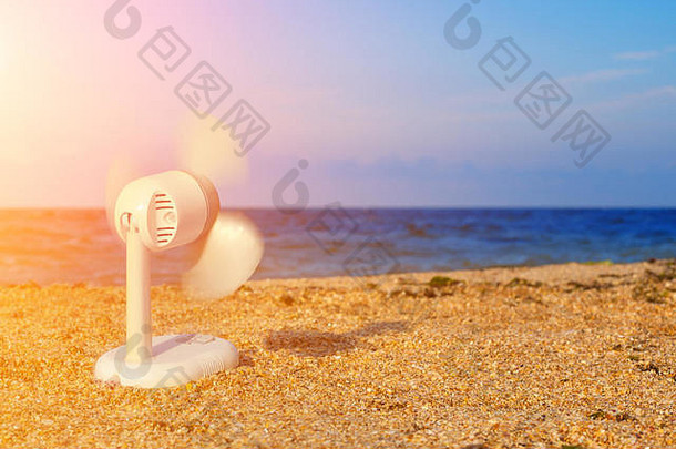 电风扇吹海滩热夏天