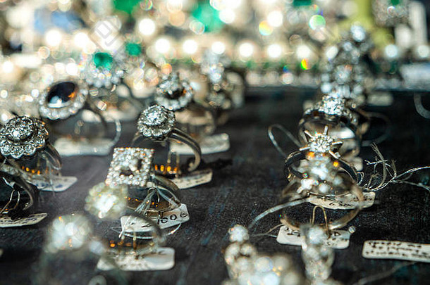 珠宝商店多个钻石环耳环珍贵的准宝石的石头出售西班牙语展示时尚商店散焦背景