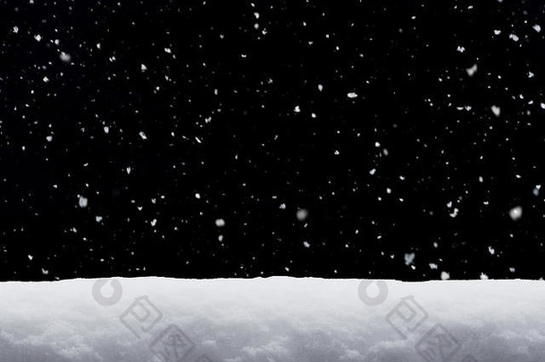 冬天背景下降雪孤立的黑色的背景复制空间