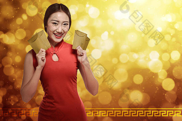 亚洲女人旗袍西装持有黄金信封快乐中国人一年概念