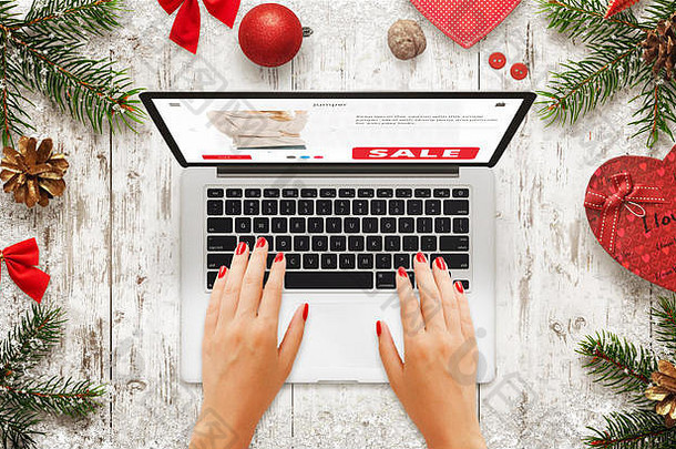 圣诞节出售移动PC女人购物市场网站前视图木表格圣诞节一年装饰树