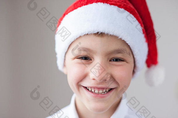 可爱的微笑男孩圣诞老人他白色衬衫