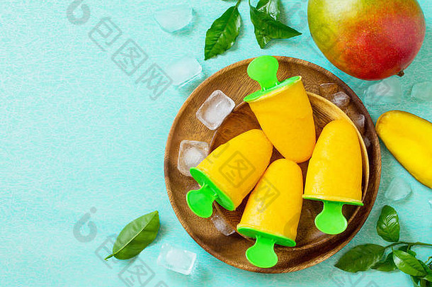 健康的素食主义者橙色芒果柑橘类冰奶油冰棒夏天甜点前视图平躺背景复制空间