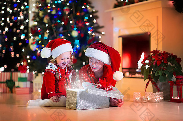 孩子们读书开放礼物壁炉圣诞节夏娃家庭孩子庆祝圣诞节装饰房间树