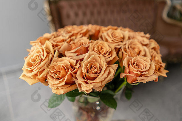 焦糖颜色tofi玫瑰玻璃花瓶美丽的玫瑰花目录在线商店花商店概念美丽的新鲜的减少花束