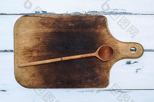 棕色（的）厨房切割董事会木勺子白色表格前视图