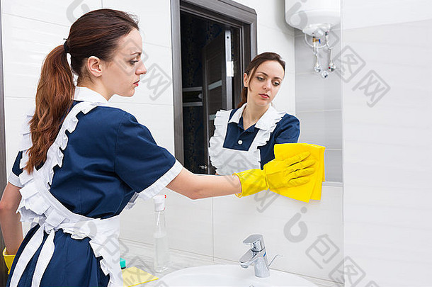 单年轻的成人女酒店女仆黄色的布橡胶手套整洁低部分镜子明亮的浴室