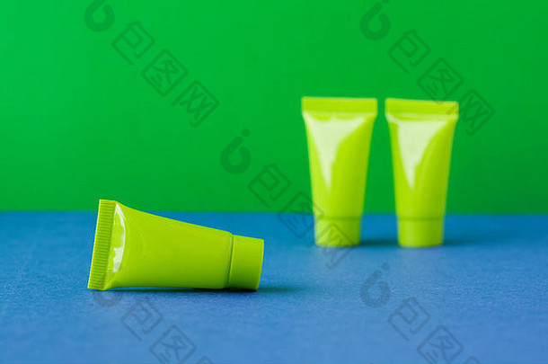 最小的化妆品产品包设计绿色化妆品管蓝色的绿色植物背景空白塑料容器简单的包装