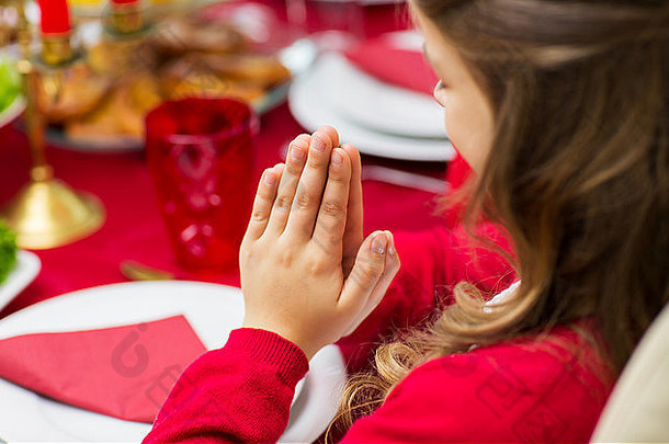 关闭女孩祈祷<strong>圣诞</strong>节晚餐