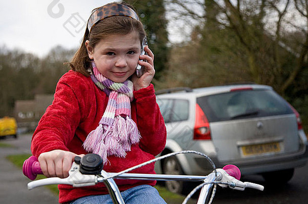 年轻的微笑女孩自行车会说话的移动<strong>电话</strong>