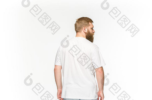 特写镜头年轻的男人的身体空白色t恤孤立的白色背景模拟创新设计概念