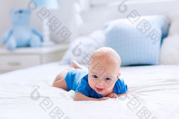 可爱的婴儿男孩白色阳光明媚的卧室新生儿孩子放松床上托儿所年轻的孩子们