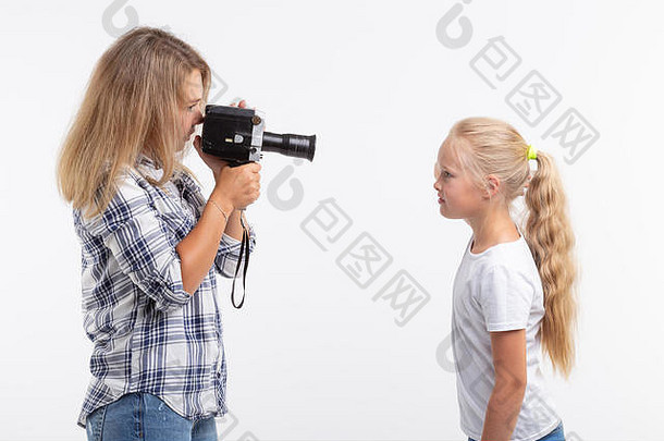 照片摄影师复古的相机概念年轻的女人古董相机白色背景