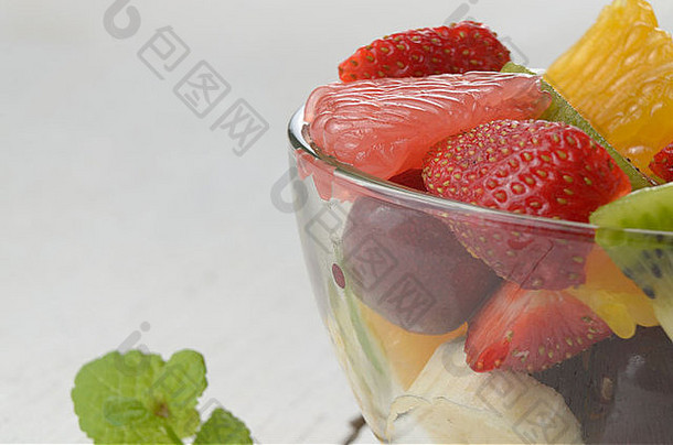 玻璃碗混合水果沙拉白色表格