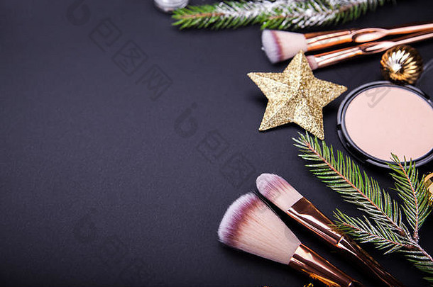 圣诞节出售化妆品刷集化妆品工具圣诞节装饰黑色的背景