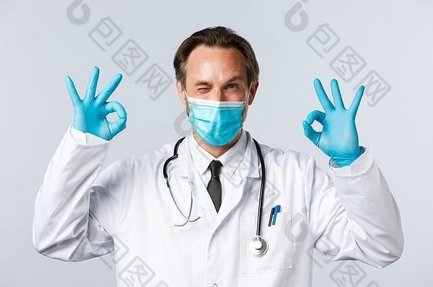 科维德防止<strong>病毒</strong>医疗保健工人疫苗接种概念友好的微笑医生医疗面具手套眨眼厚颜无耻的显示