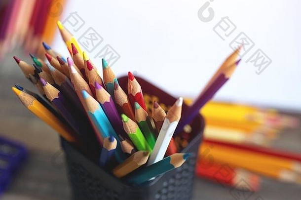 关闭彩色的铅笔宏艺术类学生工作空间概念