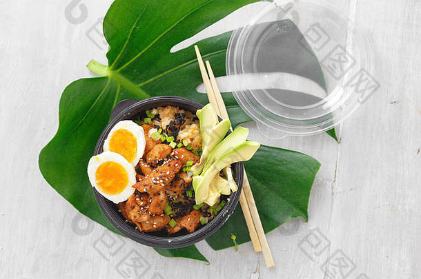 亚洲食物概念戳碗炸大米鸡肉鳄梨鸡蛋盒子woocen表格前视图