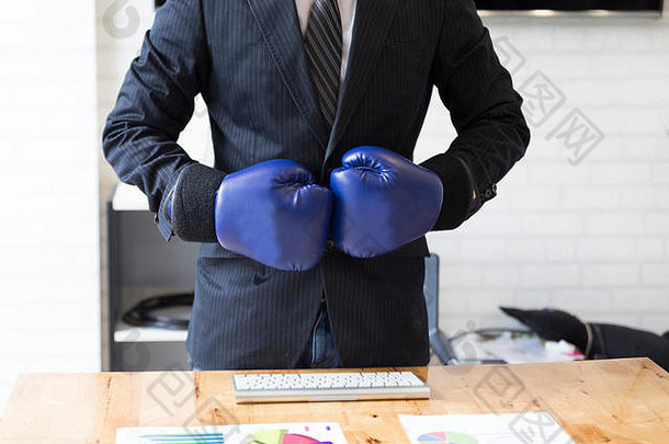 商人领带西装蓝色的拳击手套业务竞争概念