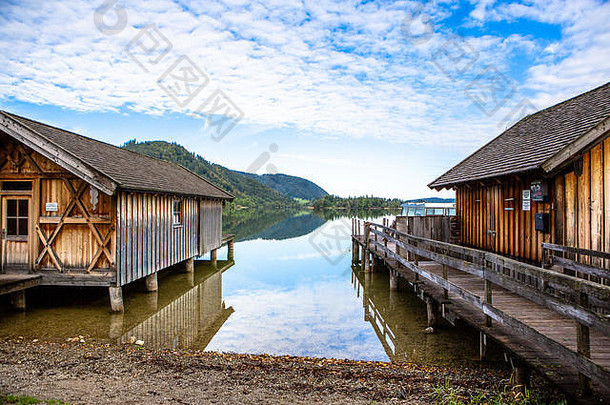 风景优美的海边湖schliersee阳光明媚的一天蓝色的天空巴伐利亚德国