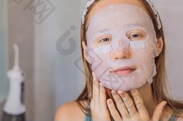 年轻的红发女人面部面具表美皮肤护理概念横幅长格式