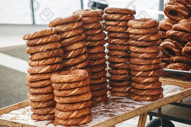 销售传统的土耳其百吉饼被称为simit传统的土耳其食物零食
