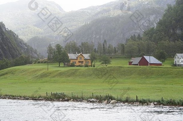 典型的挪威房子村mostraumen峡湾巡航卑尔根