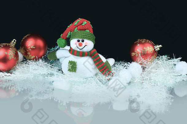 玩具雪人节日红色的球黑色的背景