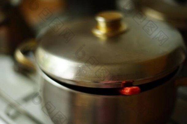不锈钢钢锅红色的汤包成员特写镜头炉子