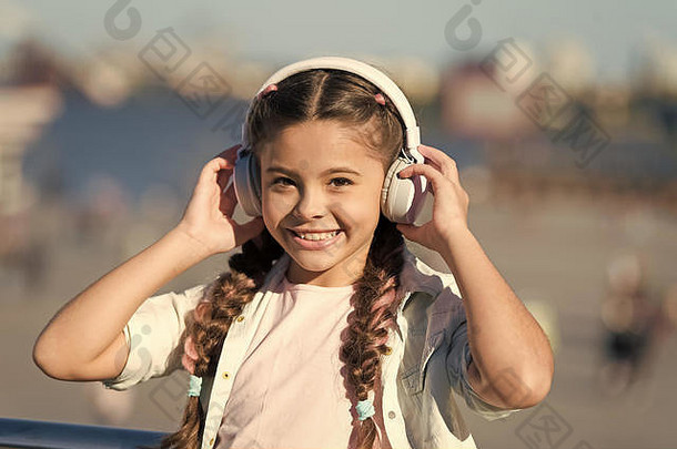令人兴奋的旅行城市博物馆音频之旅耳机小工具城市指南音频之旅女孩旅游孩子探索城市音频指南应用程序免费的风格旅行