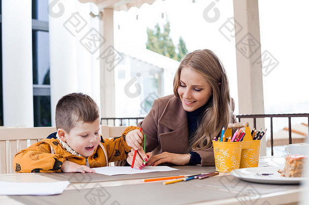 妈妈男孩画彩色的铅笔