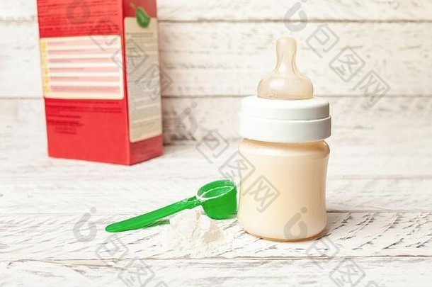 婴儿瓶牛奶公式白色木背景空的地方文本牛奶粉婴儿人工营养新生儿红色的