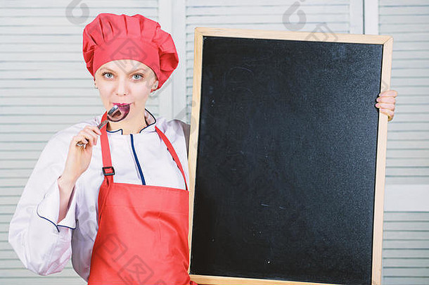 工作人员想要的同事们女人老板他围裙持有黑板上复制空间老板工作位置烹饪美味的餐一步一步烹饪菜单今天列表成分烹饪菜