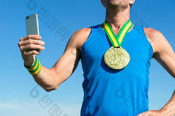 巴西黄金金牌运动员站蓝色的天空移动电话