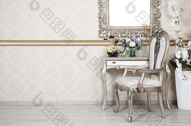 片段复古的室内椅子表格电话花瓶花表格挂起空图片框架
