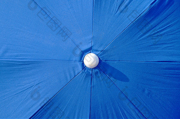 蓝色的海滩伞