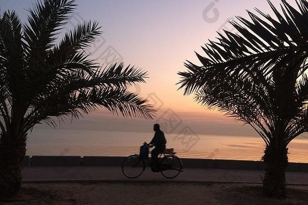 骑自行车海滩