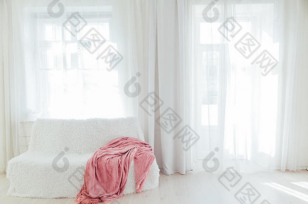 白色沙发粉红色的格子室内白色房间