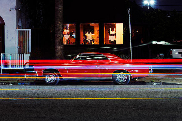 视图古董经典美国肌肉体育车光小径交通威尼斯海滩加州晚上时间