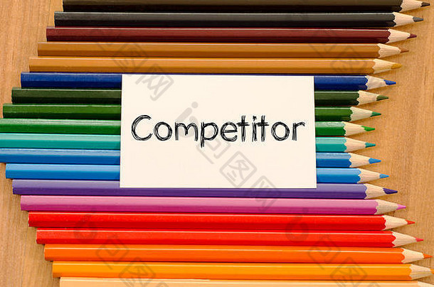 竞争对手文本概念彩色的铅笔木背景