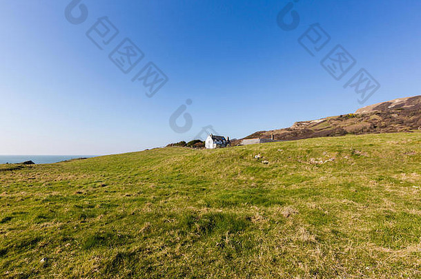 岛怀特岛英格兰绿色土地排水管湾景观明亮的绿色草蓝色的天空英语通道Bacground小房子