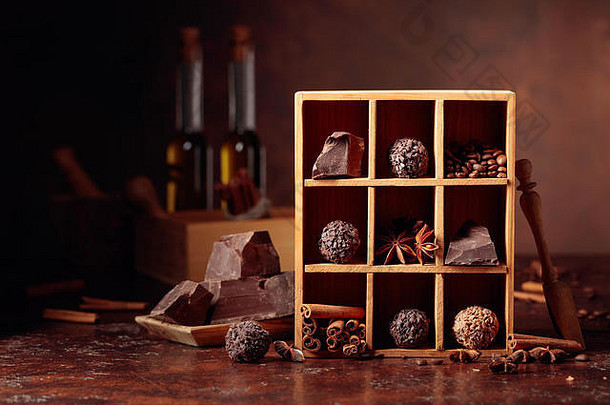 巧克力松露破碎的块巧克力香料巧克力肉桂棒茴香咖啡豆子木盒子