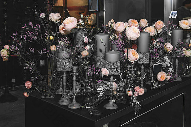 巨大的花束美丽的英语玫瑰装饰室内美丽的灰色的烛台蜡烛大小