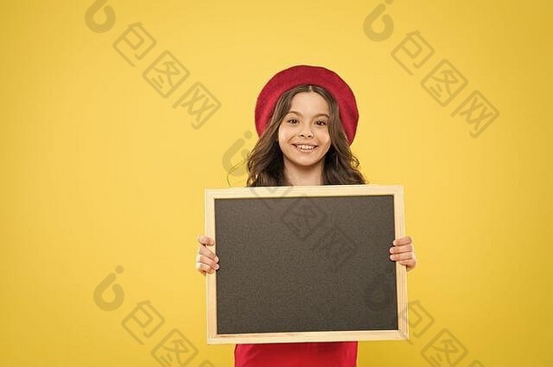 广告董事会促销活动回来学校学校购物销售孩子黄色的背景快乐女孩法国贝雷帽小女孩孩子学校篮板复制空间出版业务