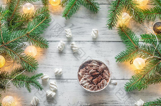 圣诞节树分支机构杯热巧克力棉花糖