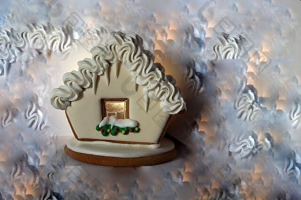 照片姜圣诞老人饼干房子蜡烛内部白色噪音背景圣诞节装饰